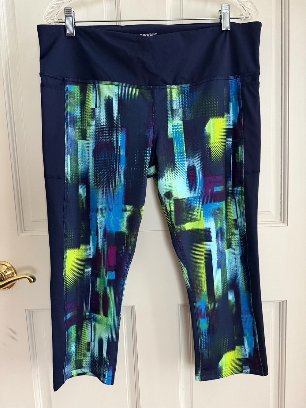 NWOT Womens BROOKS Size XL Running Capris Blue with Pretty Design & Pockets